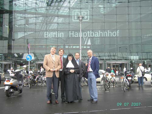 Die IG BOHR-Delegation vor dem Berliner Hauptbahnhof